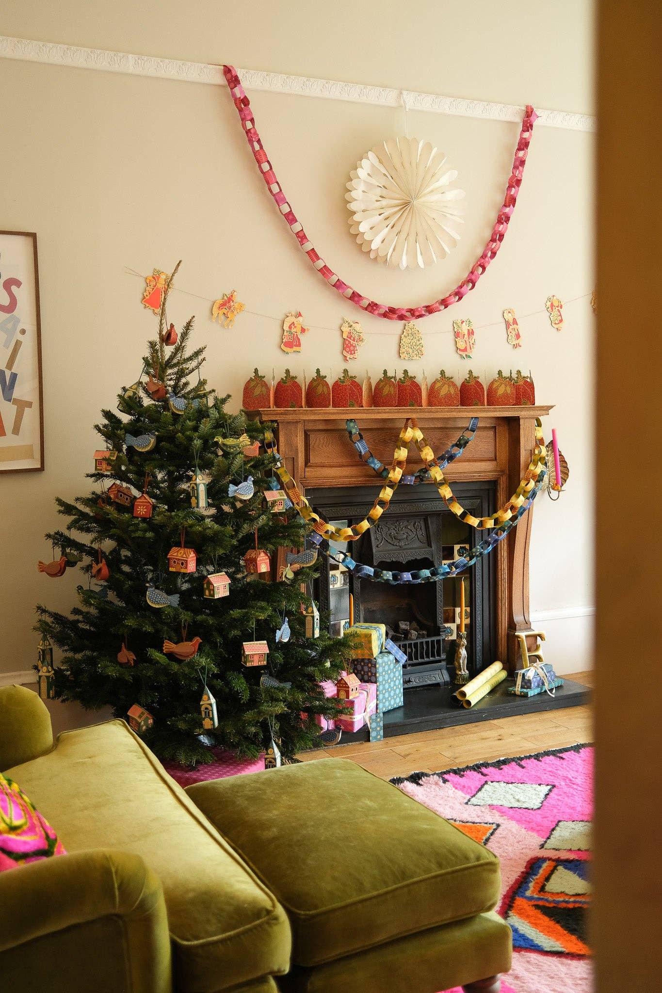 paper chain kits contains 160 strips of recycled, patterned pink and red paper strips which, when assembled, create ten metres of beautiful paper chains.