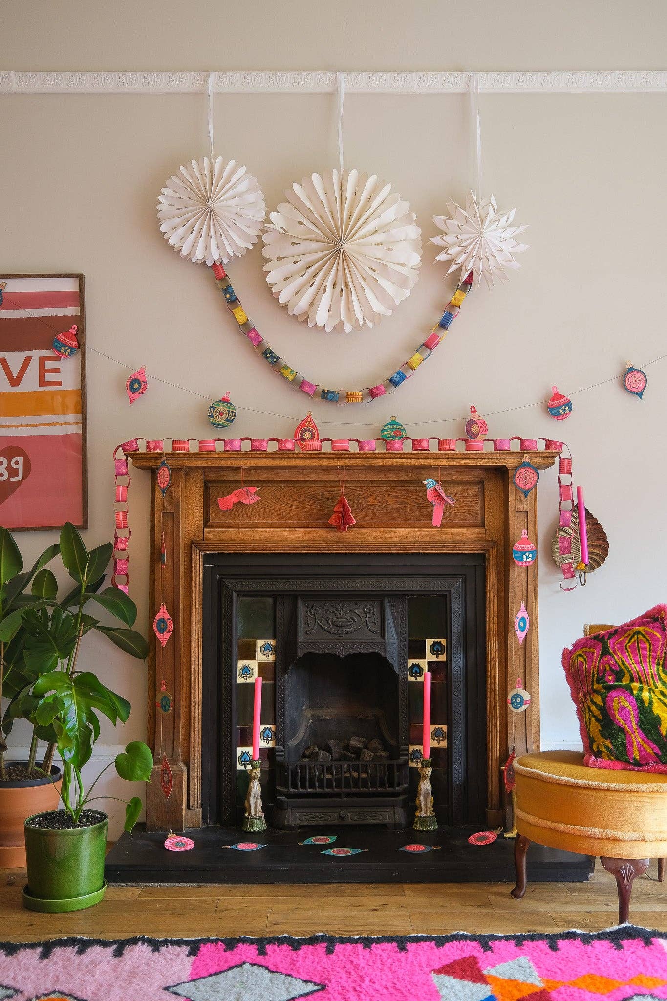 paper chain kits contains 160 strips of recycled, patterned pink and red paper strips which, when assembled, create ten metres of beautiful paper chains.