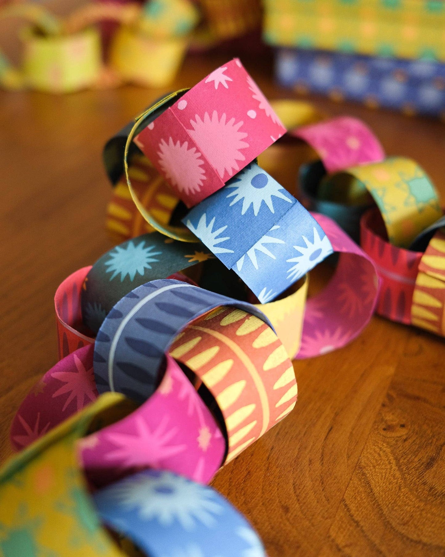 paper chain kits contains 160 strips of recycled, patterned pink and red paper strips which, when assembled, create ten metres of beautiful paper chains.