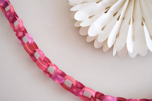 paper chain kits contains 160 strips of recycled, patterned pink and red paper strips which, when assembled, create ten metres of beautiful paper chains.