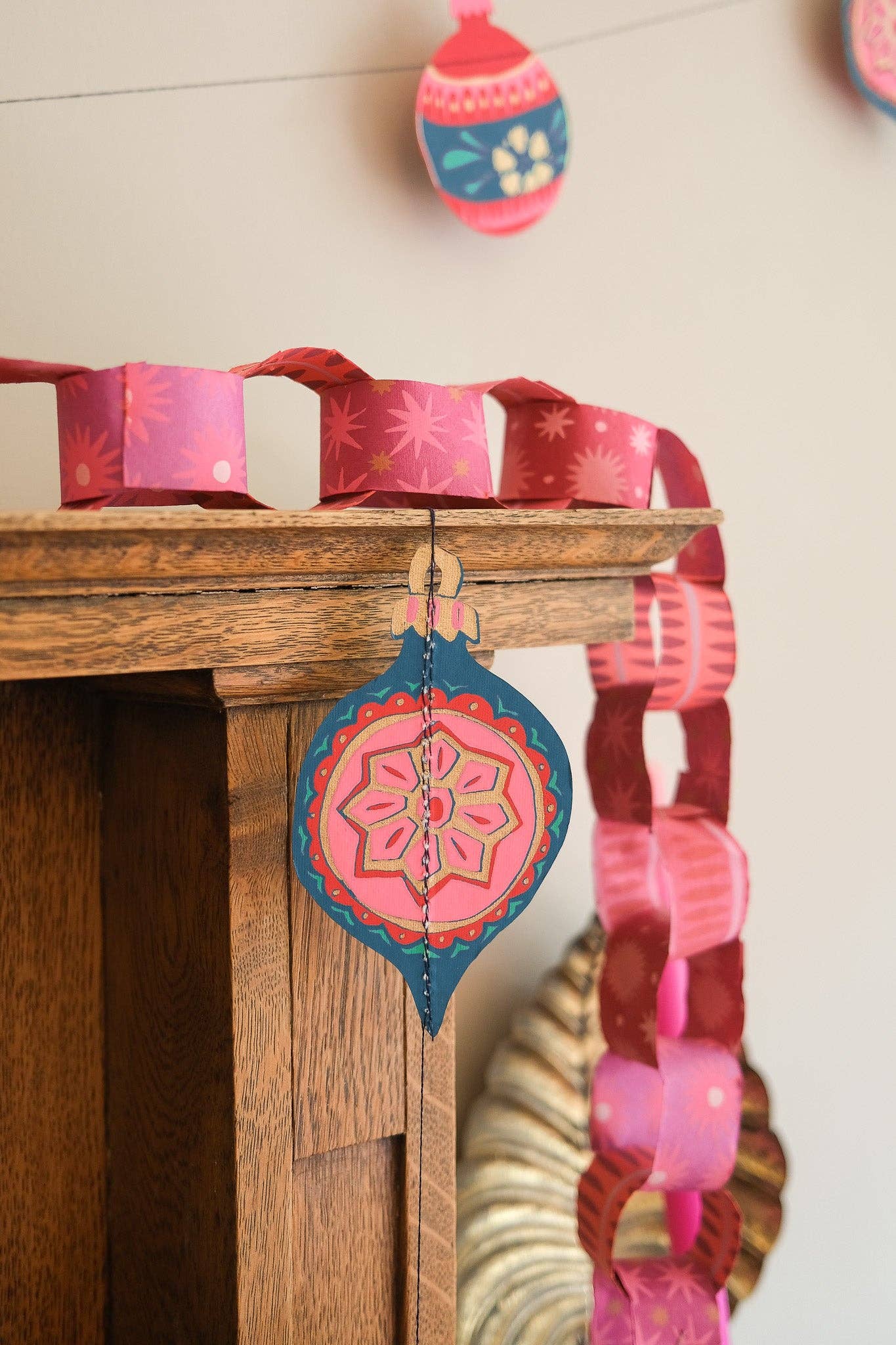 paper chain kits contains 160 strips of recycled, patterned pink and red paper strips which, when assembled, create ten metres of beautiful paper chains.