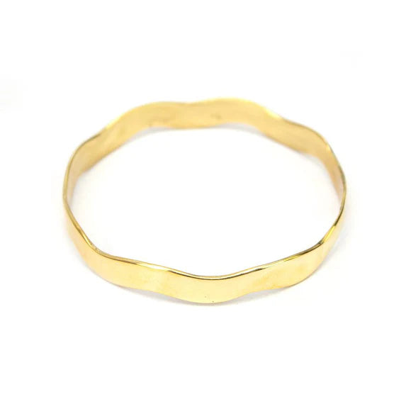 Classic and chic, but with a twist. AARVEN’s Kilifi bracelet bangle is an artistic adaptation of the traditional gold bangle. This timeless and elegant bracelet features a sleek wavy design and a bright gold tone finish. Ethically made in Kenya, recycled brass.